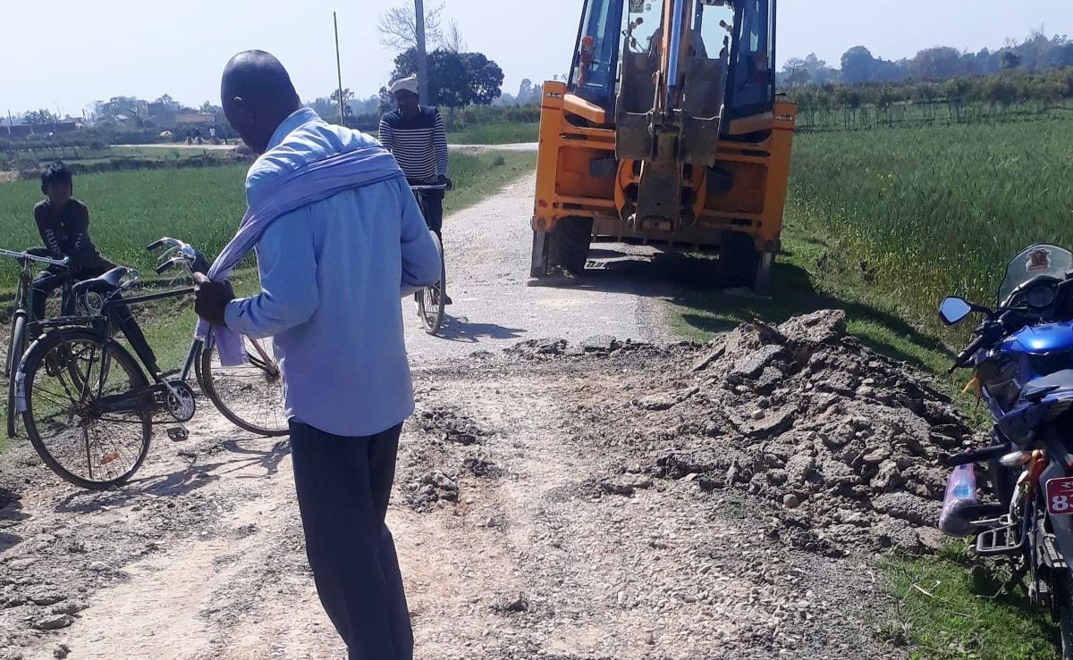 उपभाेक्ता समितिले निर्माण गरेकाे सडक छ महिना नबित्दै भत्कियो, अख्तियारले थाल्यो छानबिन